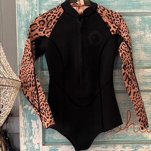 Billabong Black and Leopard Print spring suit wetsuit surfer girl size 4 NWOT